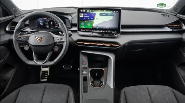 Comparativa del BMW X1 sDrive18i vs Cupra Terramar 1.5 eTSI: cockpit del Terramar.