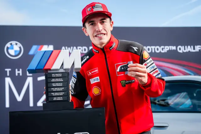 Marc Márquez posa con su nuevo trofeo y las llaves de su nuevo coche
