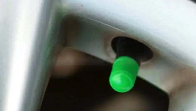Así son los tapones verdes que llevan algunos conductores en su coche