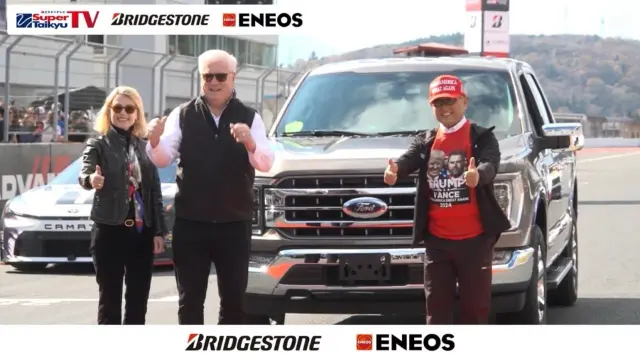 Akio Toyoda con la camiseta de Donald Trump