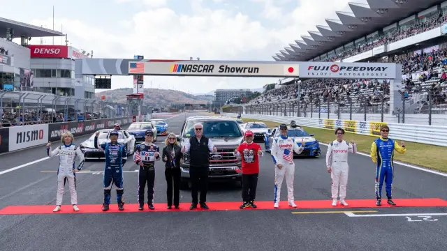 Akio Toyoda con la camiseta de Donald Trump