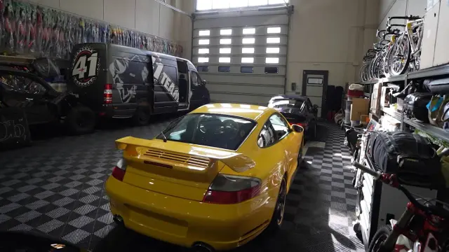 La nave de Aleix donde guarda sus motos, bicicletas y Porsche