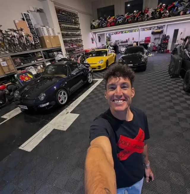 Aleix Espargaró, feliz con sus tres modelos de Porsche