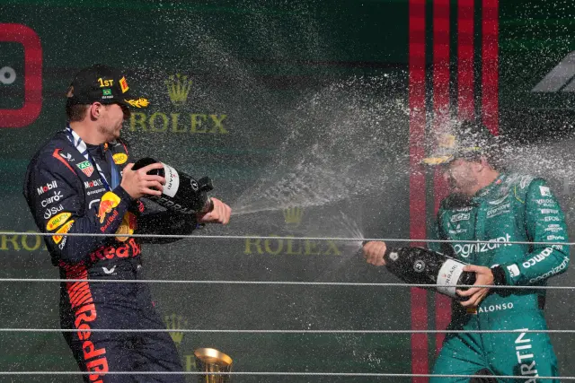 Max y Fernando celebrando juntos en el podio