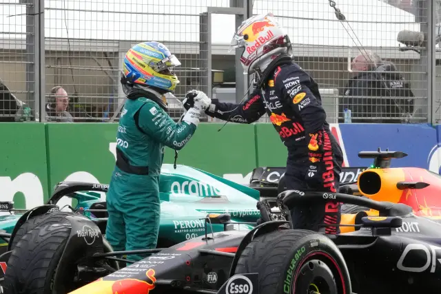 Alonso y Versappen felicitándose tras una carrera