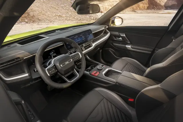 Un interior con líneas horizontales y muchos huecos para dejar cosas.