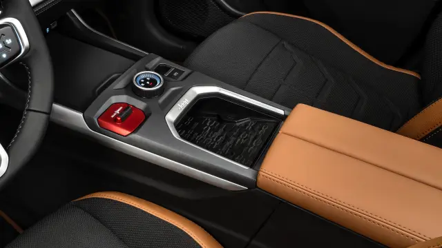 El mando giratorio es propio de Jeep y no lo comparte con el resto de modelos de Stellantis.