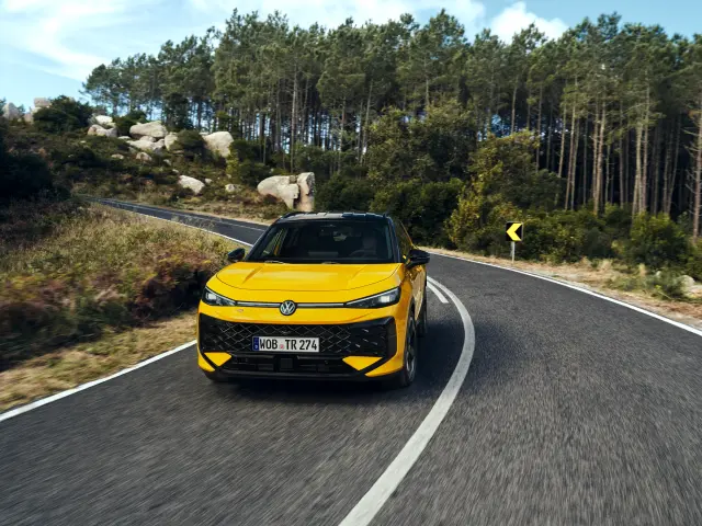 La delantera del VW T-Roc deja claro que pertenece a la familia ID.