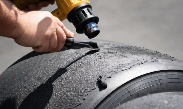 Un técnico de Pirelli revisando el desgaste de la goma