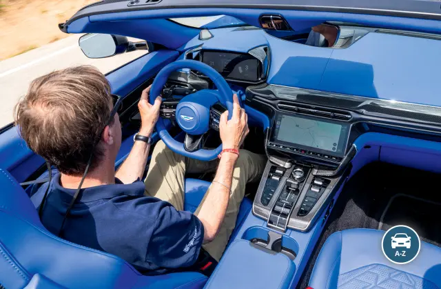 He probado el Aston Martin Vanquish Volante: cockpit.