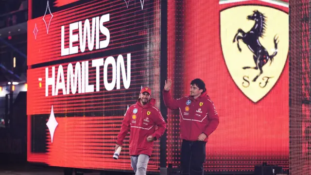 Lewis Hamilton y Charles Leclerc entrando al drivers parade antes del GP de Las Vegas