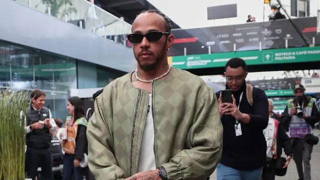 Lewis Hamilton entrando al paddock