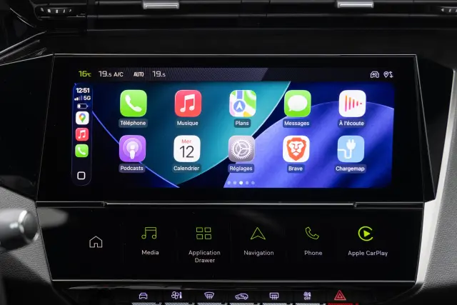 El i-Cockpit tiene los grandes botones táctiles y programables.