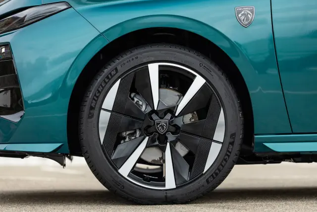 Parecen nuevas llantras de 17 pulgadas (un modelo) y 18 (dos modelos). Aquí, una de 18"