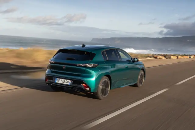 El portón eléctrico aparece en las versiones superiores. Los embellecedores de los escapes simulados ya no son plateados.