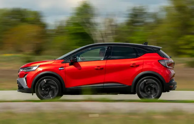 Comparativa: Renault Captur E-Tech Full Hybrid 140 vs Toyota Yaris Cross Hybrid. Barrido del Captur.
