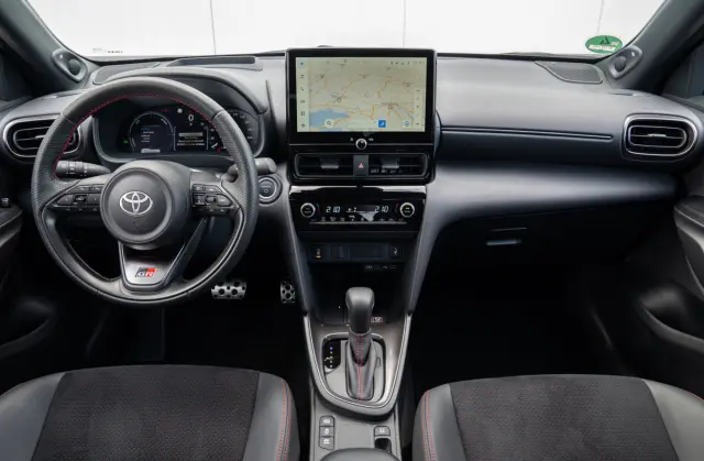 Comparativa: Renault Captur E-Tech Full Hybrid 140 vs Toyota Yaris Cross Hybrid. Cockpit del Yaris.
