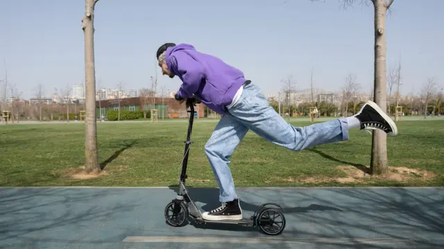 Joven circulando a alta velocidad con un patinete eléctrico
