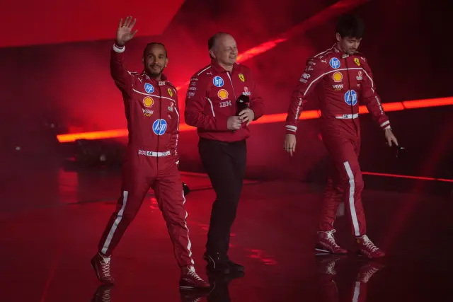 Vasseur, jefe de Ferrari, junto a sus dos pilotos