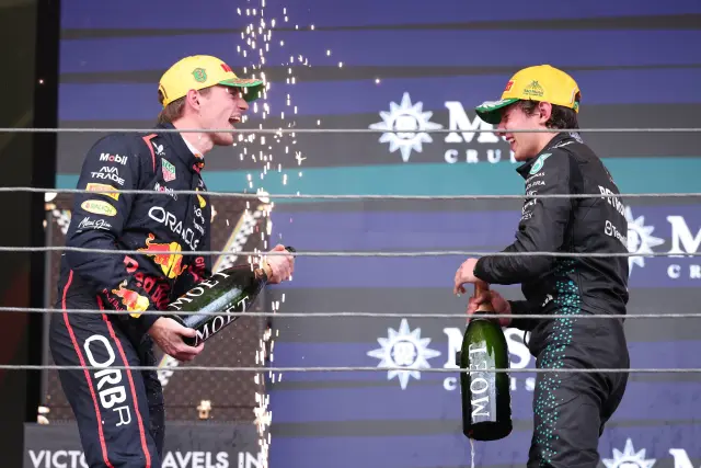 Verstappen y Antonelli celebrando juntos el podio en Brasil
