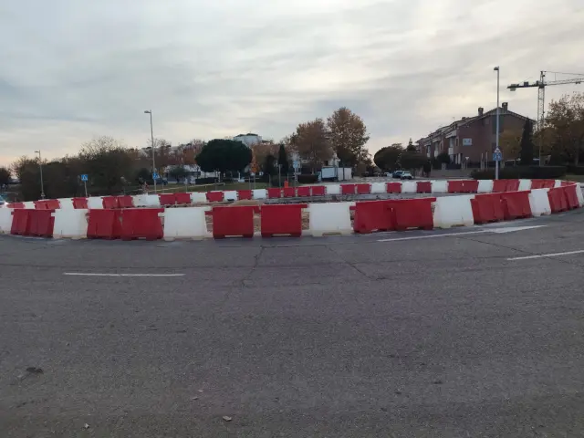 Todas las rotondas de las inmediaciones del circuito están en obras para allanar el terreno y que los coches de F1 puedan atravesarlas.