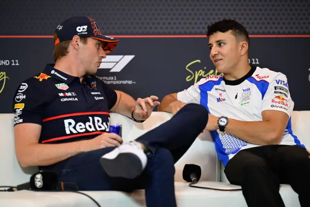 Verstappen y Hadjar charlando esta temporada