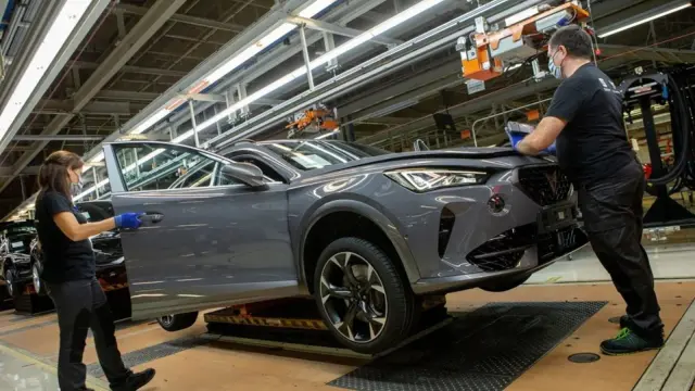 Operarios de la planta automovilística de Seat en Martorell (Barcelona) trabajan en la fabricación de uno de sus modelos.
