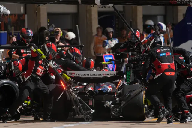 Los mecánicos de Haas trabajando en el monoplaza con el logo de Toyota en el alerón