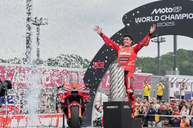Marc Márquez celebrando con su título