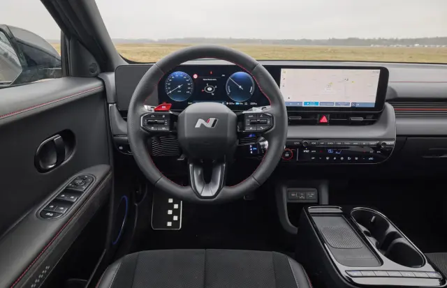Comparativa del Hyundai Ioniq 5 AWD vs Volkswagen ID.4 GTX. Cockpit del Ioniq 5.