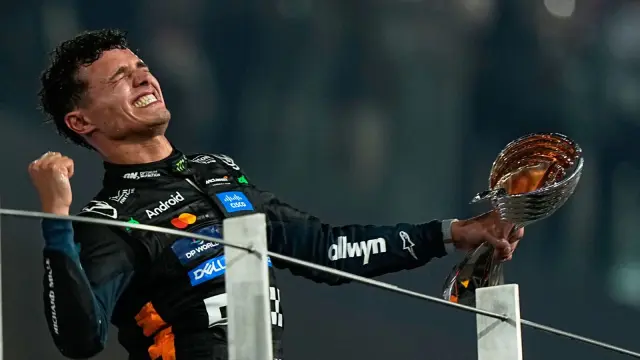 Lando Norris en el podio del GP de Abu Dhabi 2025