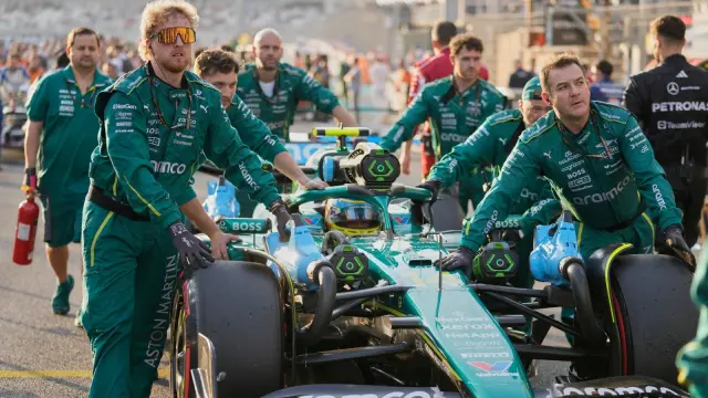Fernando Alonso llegando a su posición en parrilla para el GP de Abu Dhabi