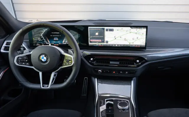 Comparativa del Audi A5 Limousine TFSI vs BMW 318i. Cockpit del Serie 3.
