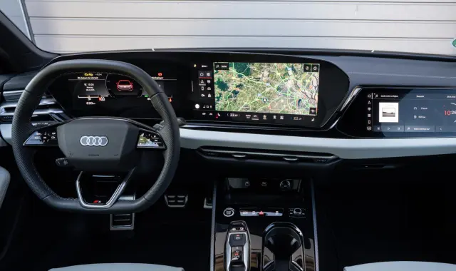 Comparativa del Audi A5 Limousine TFSI vs BMW 318i. Cockpit del A5