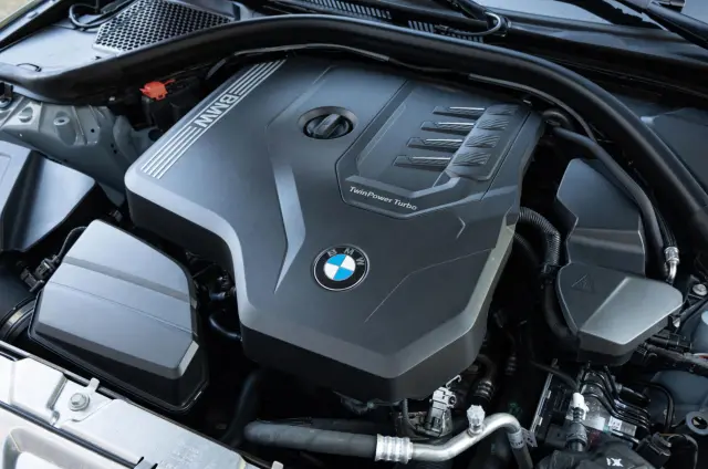 Comparativa del Audi A5 Limousine TFSI vs BMW 318i. Motor del Serie 3.