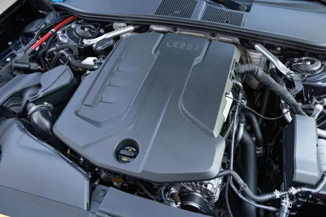 Comparativa del Audi A5 Limousine TFSI vs BMW 318i. Motor del A5.