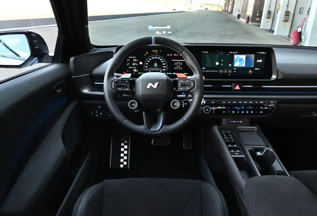 Ya he probado el Hyundai Ioniq 6 N. Cockpit.