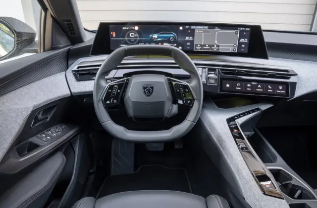Comparativa del Peugeot 5008 Hybrid 145 vs VW Tayron 1.5 eTSI. Cockpìt del 5008.