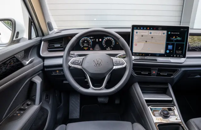 Comparativa del Peugeot 5008 Hybrid 145 vs VW Tayron 1.5 eTSI. Cockpìt del 5008. Cockpit del Tayron.