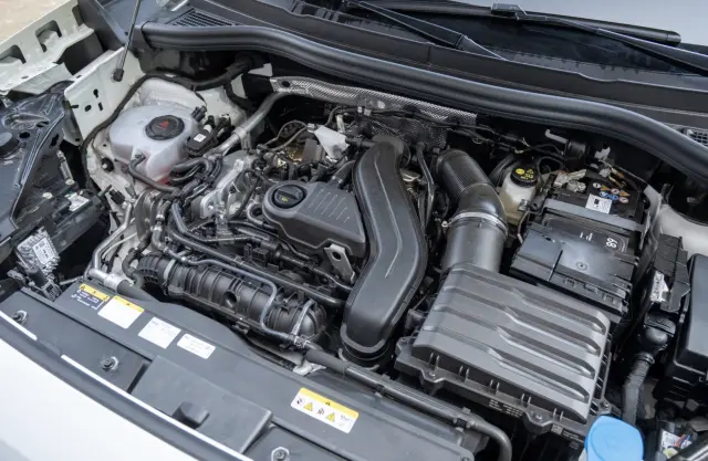 Comparativa del Peugeot 5008 Hybrid 145 vs VW Tayron 1.5 eTSI. Cockpìt del 5008. Motor 1.