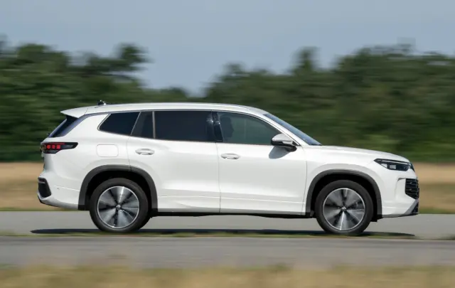 Comparativa del Peugeot 5008 Hybrid 145 vs VW Tayron 1.5 eTSI. Cockpìt del 5008. Barrido del Tayron.