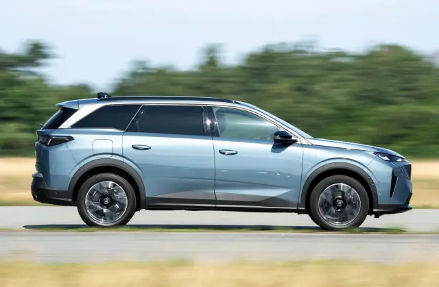 Comparativa del Peugeot 5008 Hybrid 145 vs VW Tayron 1.5 eTSI. Cockpìt del 5008. Barrido del 5008.