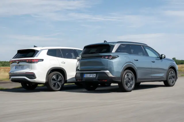 Comparativa del Peugeot 5008 Hybrid 145 vs VW Tayron 1.5 eTSI. Cockpìt del 5008. Zagas.