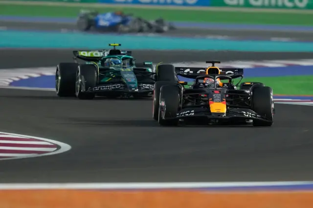 Max Verstappen y Fernando Alonso en pista