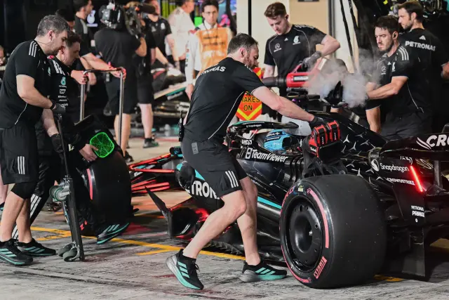 Mercedes trabajando con el coche en el último GP de la temporada