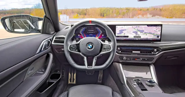 Comparativa del BMW M440i vs. Mercedes-AMG CLE 53. Cockpit del BMW.