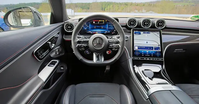Comparativa del BMW M440i vs. Mercedes-AMG CLE 53. Cockpit del Mercedes.