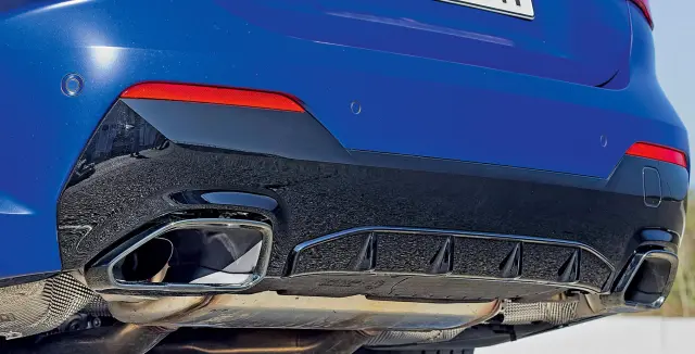 Comparativa del BMW M440i vs. Mercedes-AMG CLE 53. Escapes.
