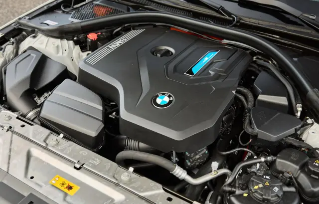 Comparativa del Audi A5 e-hybrid quattro vs BMW 330e xDrive. Motor del BMW,