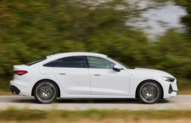 Comparativa del Audi A5 e-hybrid quattro vs BMW 330e xDrive. Barrido del Audi.
